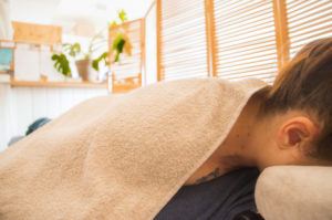 Massage bien-être intuitif sur table